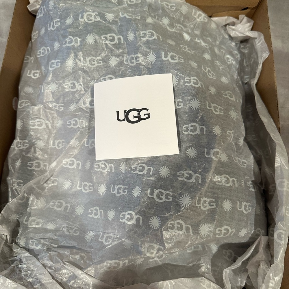 UGG Lorna Waterproof Bootie Black Suede Leather size 9 - NEW IN BOX never worn - Picture 3 of 16